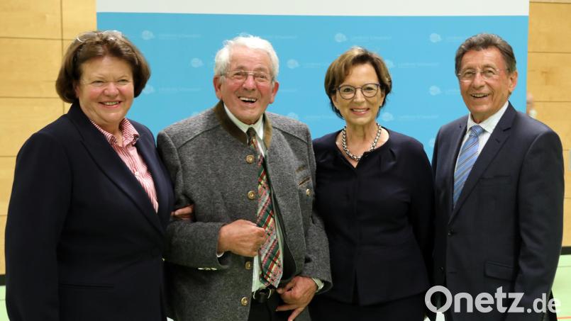 Die beiden Herren, Alois Seegerer (Zweiter von links) und Hans Hottner (rechts), hatten am längsten Sitz und Stimme im Kreistag. Die beiden Damen, Marianne Deml (links) und Emilia Müller (Zweite von rechts), redeten darüber hinaus auch in der Landespolitik ein gehöriges Wort mit. Bild: Gerhard Götz
