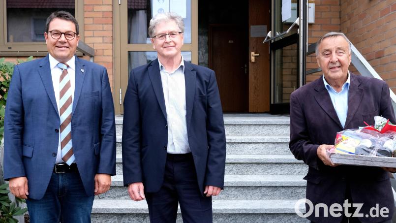 Bürgermeister Thomas Falter (links) verabschiedete den bisherigen Ortsheimatpfleger Walter Buttler (rechts) und ernannte Anton Eiselbrecher (Mitte) zum Nachfolger. Bild: Hirsch