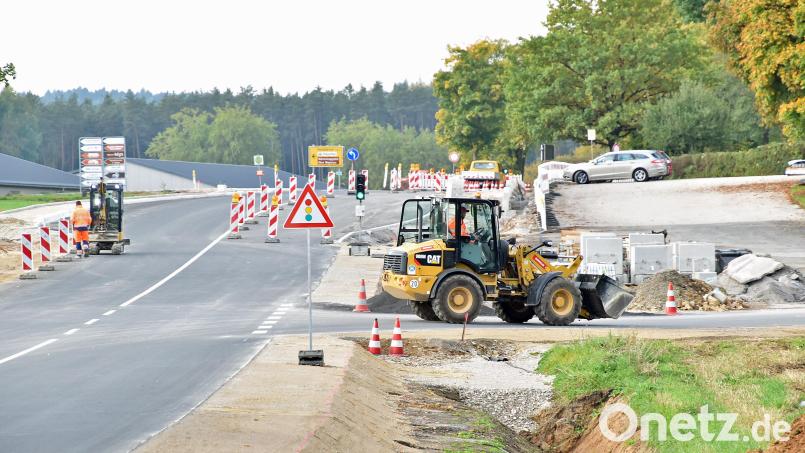 Noch immer sind die Baufahrzeuge auf der B 14 bei Kauerhof unterwegs. Bild: Andreas Royer