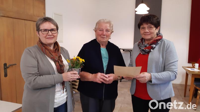 Für 40 Jahre im Frauenbund wurde Meta Schuller (Mitte) geehrt, im Bild mit Vorsitzender Monika Lang (rechts) und Kassiererin Maria Schabner. Bild: rdh