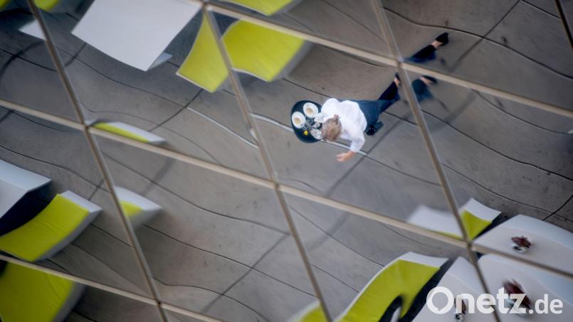 Die Arbeit im Café kann ein Minijob sein. Vor Antritt sollten Minijobber die Details der Beschäftigung klären. Symbolbild: Marijan Murat/dpa