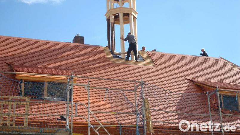 Die erneuerte Holzkonstruktion des Rathausturmes wird wieder ins Dach eingepasst. Präzisionsarbeit war gefragt. Bild: wmr