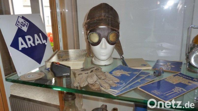 Schutzbrille und Lederkappe für die schnellen Autofahrer - zu sehen ab diesem Sonntag im Heimat- und Bergbaumuseum Erbendorf. Bild: njn