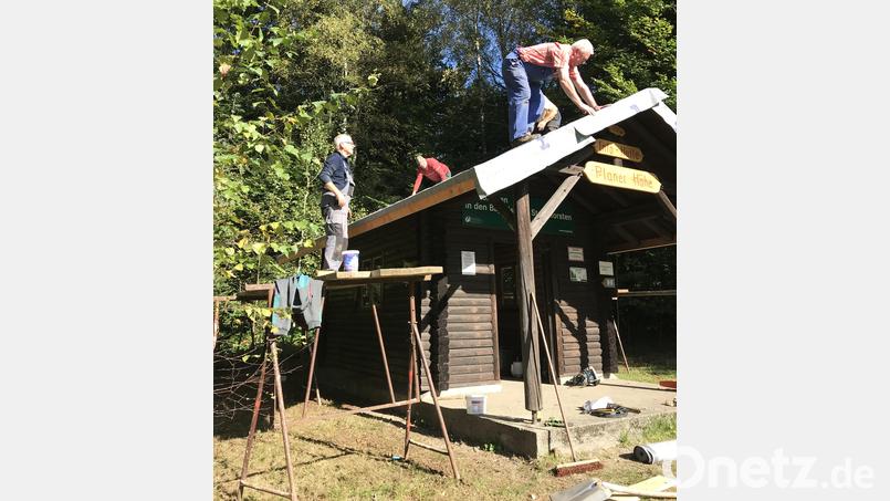OWV-Leute verpassen der Infohütte ein neues Outfit. Bild: pi