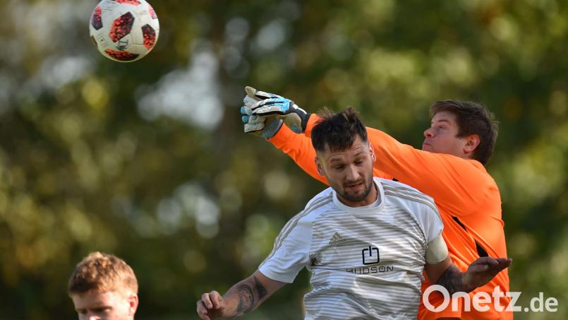 Der Plößberger Torwart Thomas Krapfl klärt vor Patrick Stubenvoll vom VfB Mantel: Der VfB fährt nach seinem jüngsten 6:1-Heimsieg selbstbewusst zum Gastspiel nach Vorbach. Bild: fz