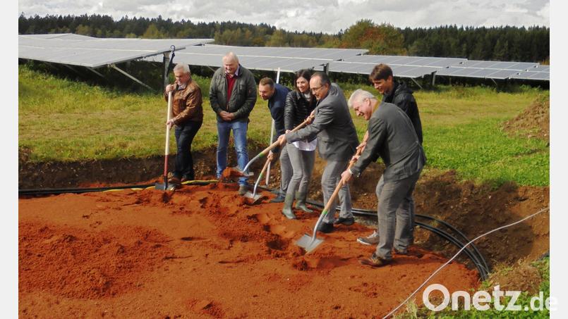 Zeno-Vorsitzender Günter Stich (rechts), Bürgermeister Ludwig Gürtler (Dritter von rechts), Zeno-Natur-GmbH-Geschäftsführer der Boris Damzog (links), Marc Rupprecht (Dritter von links), Geschäftsführer des Tännesberger Kommunalunternehmens, sowie der Chef der Stadtwerke Weiden, Johann Riedl (Zweiter von links) mit seinem Team beim symbolischen Spatenstich auf dem Gelände des Tännesberger Solarparks. Bild: rfi