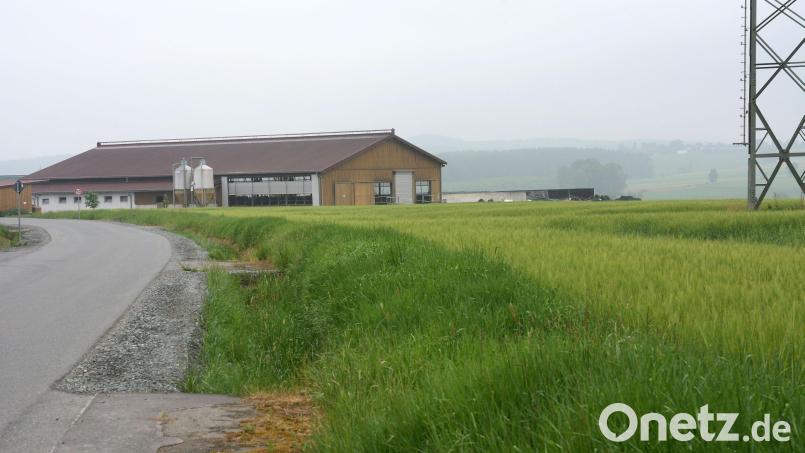 Der Besitzer diese Hofs würde gerne erweitern. Die Gemeinde sagt nein. Sie will selbst in der Nähe ein Baugebiet ausweisen, gegen das der Landwirt seit Jahren juristisch vorgeht. Archivbild: Gabi Schönberger