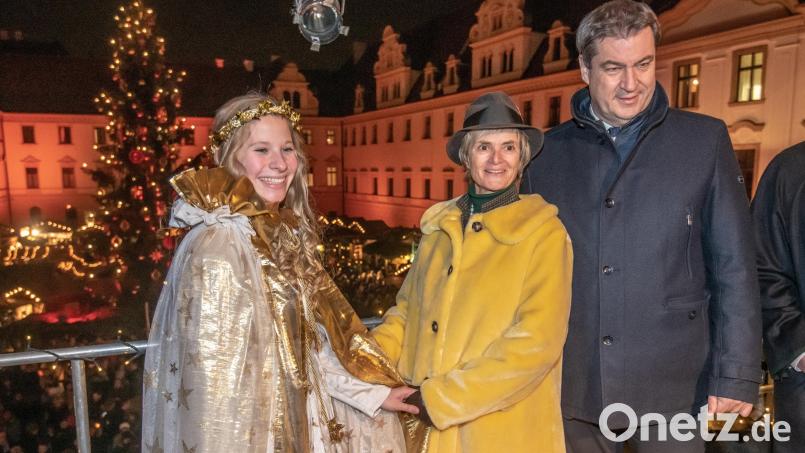 Gloria Fürstin von Thurn und Taxis (Mitte) eröffnet neben dem Christkind Julia Obermeier und Markus Söder (CSU), Ministerpräsident von Bayern, den Romantischen Weihnachtsmarkt 2018 im Innenhof des Fürstenschlosses St. Emmeram. Archivbild: Armin Weigel