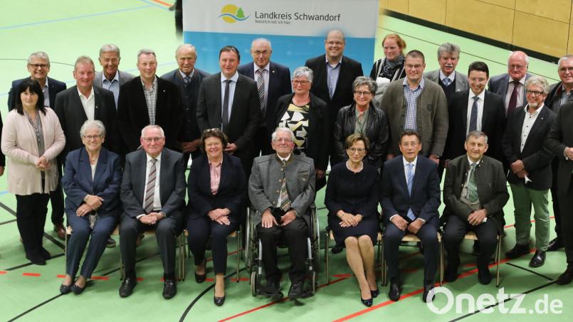 Landrat Thomas Ebeling (rechts) verabschiedete jedes ausgeschiedene Kreistagsmitglied einzeln. Mit im Bild die Stellvertreter des Landrats und dessen Vorgänger sowie die Bundestagsabgeordnete Martina Englhardt-Kopf und der Landtagsabgeordnete Joachim Hanisch. Bild: Gerhard Götz