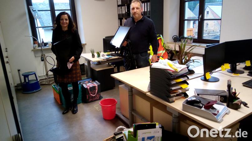 Das städtische Bauamt zieht um – vom neuen in das alte Rathaus. Denn seit dem 1. Oktober umfasst es drei Vollzeitkräfte: Carina Schärl, Iris Seeber und Werner Rüth. Sie sollen die Schlagkraft in Sachen Projektumsetzung wesentlich steigern. Im Bild Ralph Striegl, zuständig für die EDV, und Bürgermeisterin Margit Bayer am Freitag während des Umzugs. Bild: fpoz