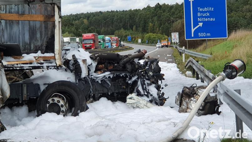 Rund eineinhalb Tage dauerte es, die Spuren des Unfalls mit Brand auf der A 93 zu beseitigen. Bild: vifogra