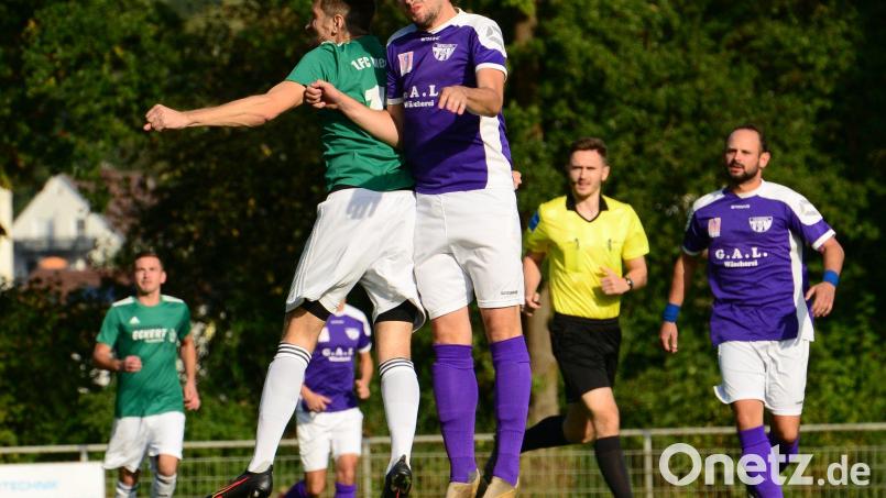 Es geht um die Wernberger Lufthohheit: Detag-Akteur Alexander Luff (Mitte rechts) und Christoph Lindner (Mitte links) duellieren sich in dieser Szene. Beide Teams trennten sich mit einem 2:2. Der TSV Detag ist am Sonntag in Pfreimd zu Gast, der FC Wernberg empfängt Hahnbach. Bild: ham