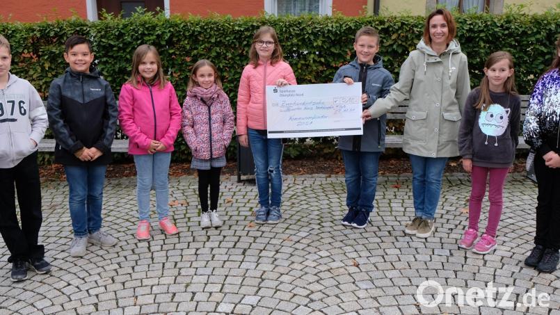 Freudestrahlend überreichten die Kinder Krankenschwester Anja Schricker (Vierte von rechts) den Scheck. Bild: le