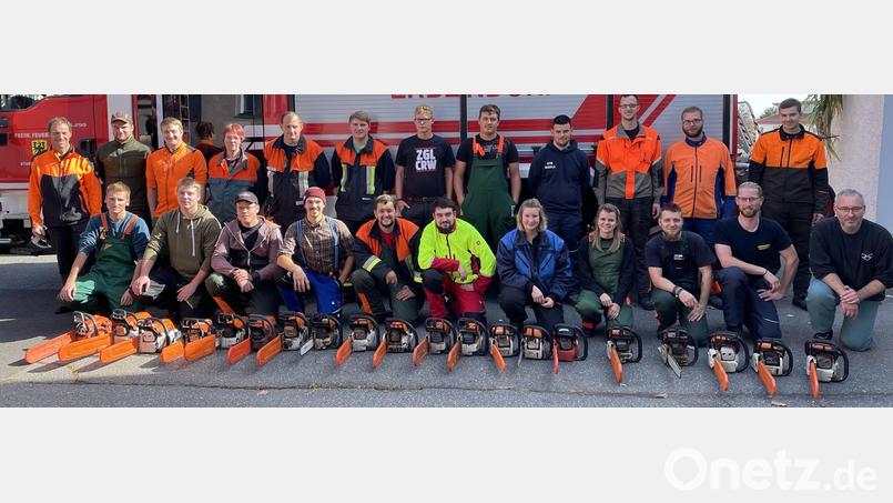 19 Teilnehmer aus den Feuerwehren Erbendorf, Krummennaab, Thumsenreuth, Reuth b. Erbendorf, Waldershof, Rosall und Konnersreuth nahmen am Lehrgang in Erbendorf teil. Hinten von links Ausbildungsleiter KBM Peter Prechtl, Forstwirt Philip Stock und Forstwirtschaftsmeister Korbinian Scherm. Bild: Bernhard Schmidt/exb