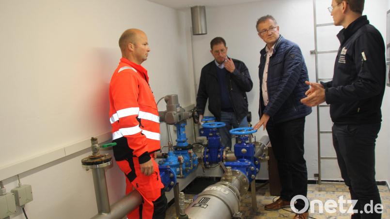 In einem Schacht nahe der Ortseinfahrt von Pertolzhofen ist der Notverbund erstellt worden, in dem sich zwei neue Pumpen, die neuste E-Technik inklusive der Einbindung ins Fernwirksystem und diverse Armaturen und Zählereinrichtungen befinden. Bilder: frd Bild: frd