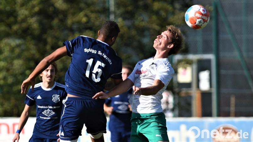 Beim 1:1 gegen den 1. FC Schlicht stand die Schirmitzer Abwehr (links Michael Wells) bravourös, dies soll auch im Auswärtsspiel beim SV Schwarzhofen der Fall sein. Bild: Büttner, Gerhard