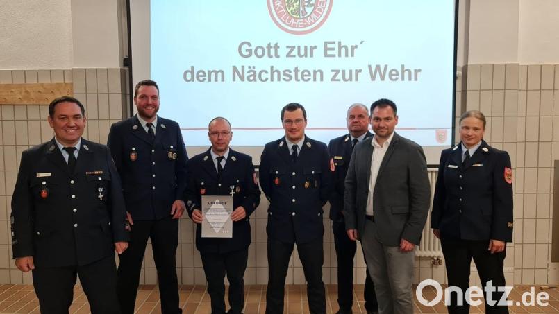 Kommandant Daniel Müller, Stellvertretender Kommandant Tobias Schimetscheck, Jugendwart Enrico März,Stellvertretender Kommandant Florian Wittmann, Kreisbrandinspektor Martin List, Bürgermeister Sebastian Hart und Kreisbrandmeisterin Carola Adam blicken positiv in die Feuerwehr-Zukunft. Bild: exb