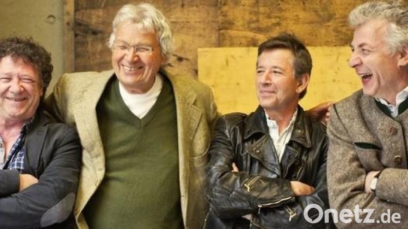 Gerhard Polt (Zweiter von links) und die Well-Brüder Karl, Christoph und Michael (von links) aus´m Biermoos geben in Amberg ein Gastspiel zu Ehren Eckhard Henscheids 80. Geburtstag. Bild: Hans Peter Hösl