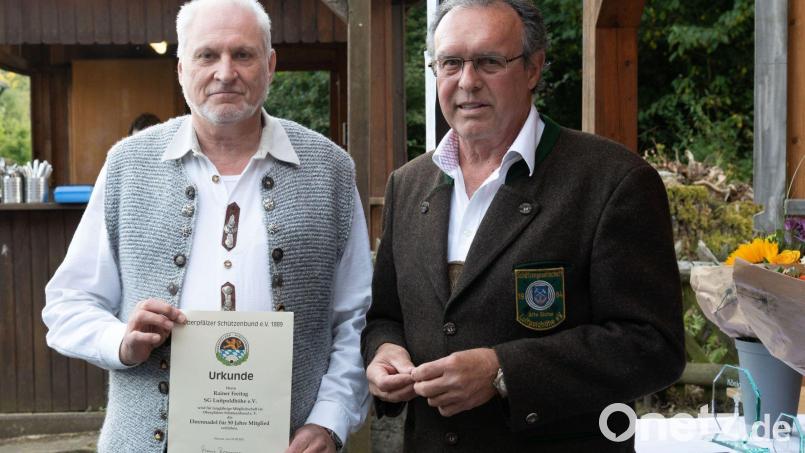 Rainer Freitag (links) und Eduard Lehmeier senior sind seit 50 Jahren Mitglied. Bild: Claudia Poppe/exb