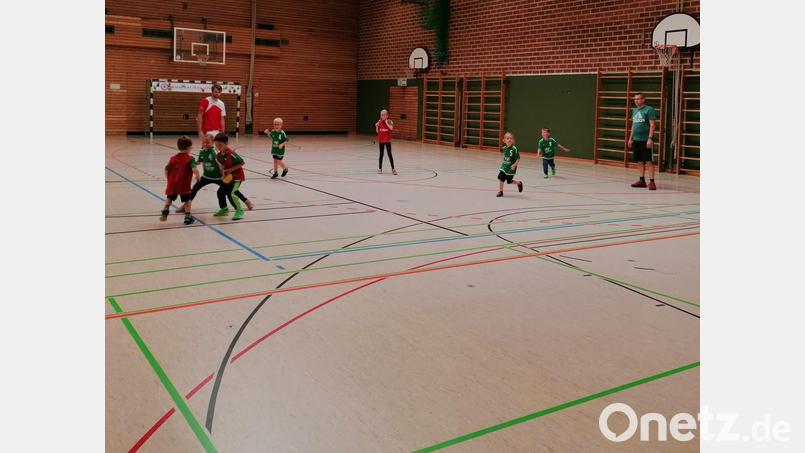 Nach zwei Jahren Pause freuten sich die jüngsten Handballer, endlich wieder auf dem Feld zu stehen. Bild: Sabine Grötsch/exb