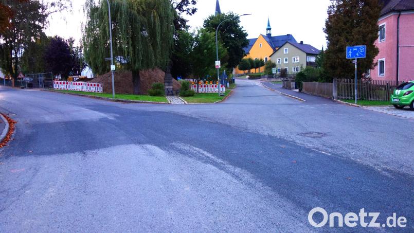 An verschiedenen Stellen im Gemeindebereich testet die Marktgemeinde ein neues Verfahren zur Behebung von Straßenschäden. Bauhof-Mitarbeiter müssen den Splitt erst noch beseitigen. Bild: fjo