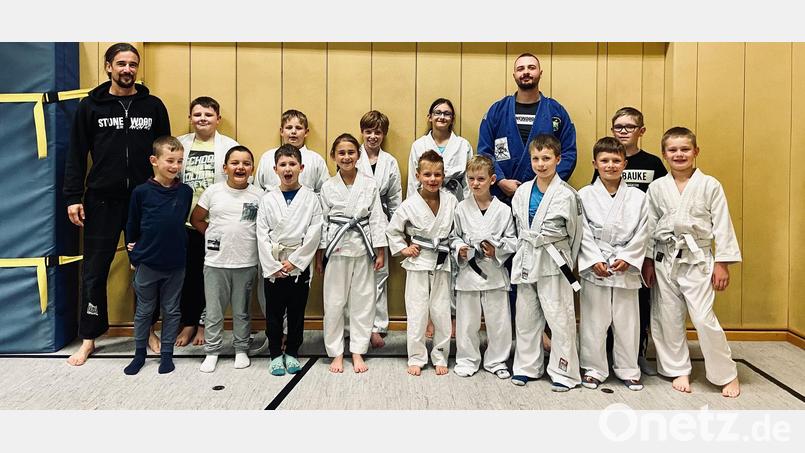 Die Kinder sind mit Begeisterung beim Training dabei. Die Trainer Andreas Fachtan (von links) und Florian Hofmann freut das sehr. Bild: soj