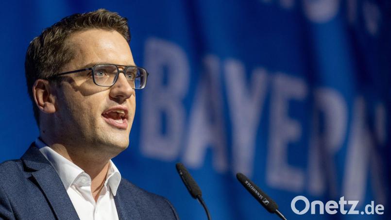 Christian Doleschal (CSU) spricht während der Landesversammlung in der Stadthalle Deggendorf. Foto: Armin Weigel/dpa Bild: Armin Weigel