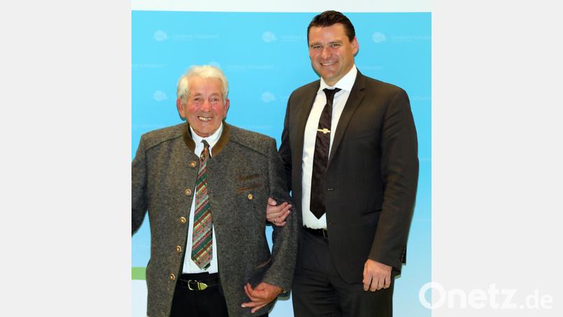 Der von einer Krankheit gezeichnete Alois Seegerer aufgestellte Kreistagsrekord wird noch eine Weile halten. Da ist sich Landrat Thomas Ebeling sicher. Bild: GERHARD GOETZ