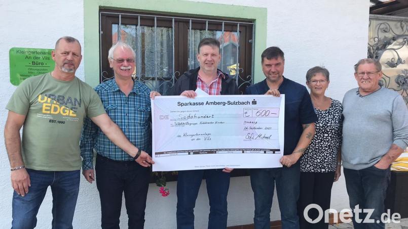 Bei der Spendenübergabe (von links): Waldemar Zydek, Hubert Drexler, Marco Kind, Michael Sofic, Brigitte Schmieter und Paul Potschigmann. Bild: Worofsky/exb