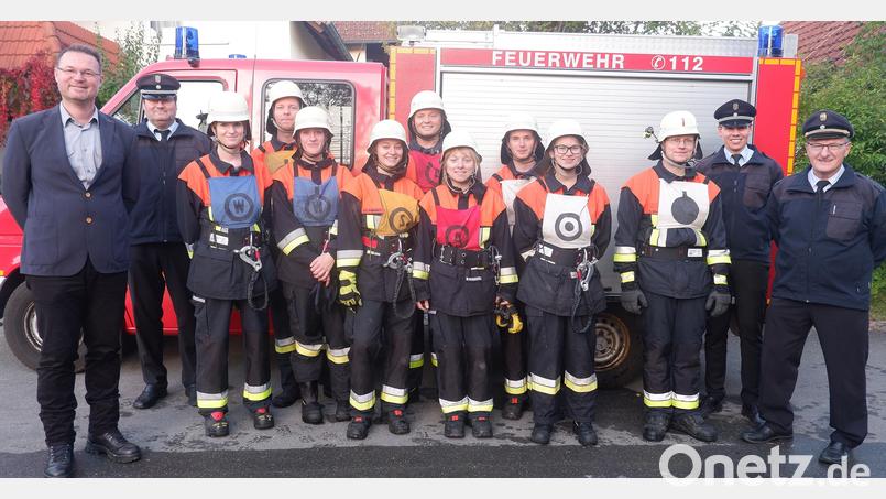Fünf Frauen und vier Männer von er Feuerwehr Ransbach zeigen bei der Prüfung eine homogene Leistung (von links): Bürgermeister Florian Junkes und Kreisbrandmeister Helmut Braun; von rechts: Kreisbrandinspektor Hubert Bloedt, Kreisbrandmeister Dominik Ernst und Kommandant Andreas Bruckmüller. Bild: bö