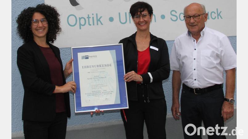 Die IHK-Geschäftsstellenleiterin Amberg-Sulzbach Yvonne Schieder (von links) überreicht zum 190-jährigen Bestehen des Familienunternehmens Optik-Uhren-Schmuck Huber eine Urkunde an Gabi und Werner Huber. Bild: ads
