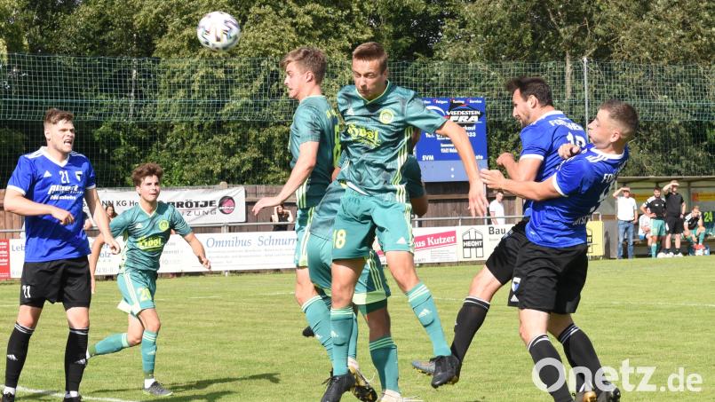 Nach sieben Niederlagen in Folge hofft der SV Mitterteich endlich wieder auf ein Erfolgserlebnis. Am Sonntag empfangen die Stiftländer den FC Vorwärts Röslau zum Derby. Das Bild zeigt eine Szene aus dem Heimspiel gegen Forchheim mit David Dobras, Sebastian Bilz und Laurentin Göhlert (von links in den grünen Trikots). Archivbild: gb