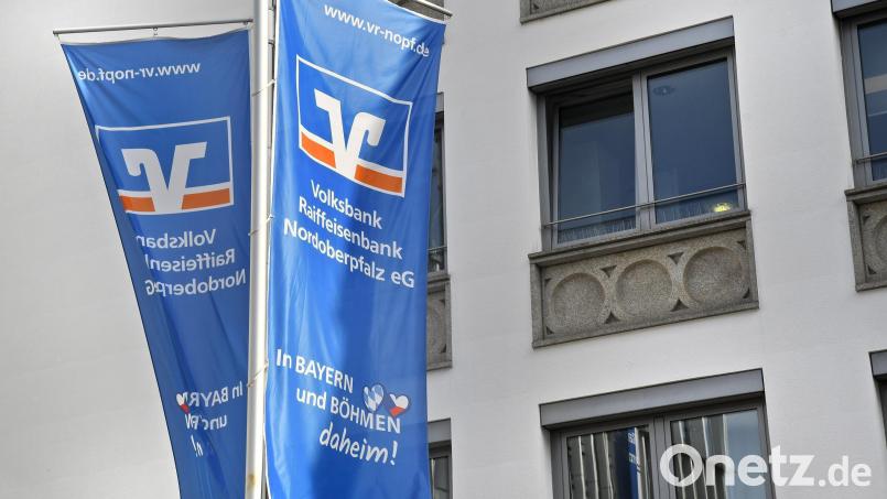 Die Fahnen hängen vor dem Gebäude der Volksbank und Raiffeisenbank Nordoberpfalz in Weiden. Symbolbild: Petra Hartl