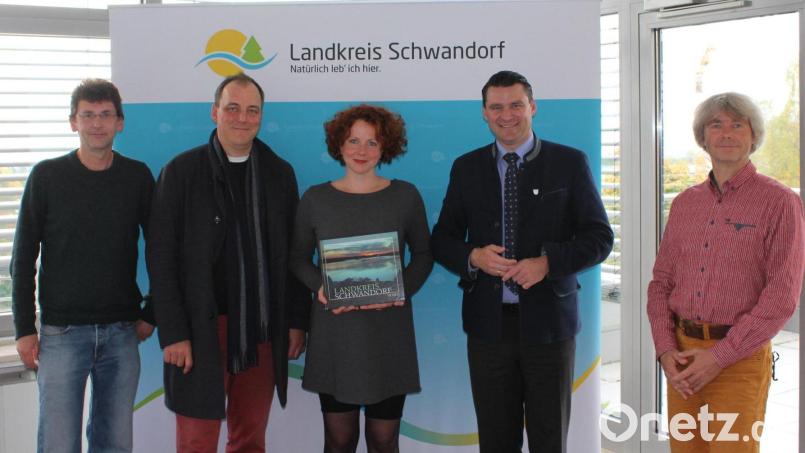 Landrat Thomas Ebeling (Zweiter von rechts) freute sich über den Besuch der vier Musiker der Kapelle Bagatelle um Sängerin Julia Boegershausen.
(Manuel Lischka, Landratsamt Schwandorf) Bild: Landratsamt Schwandorf/Manuel Lischka/exb