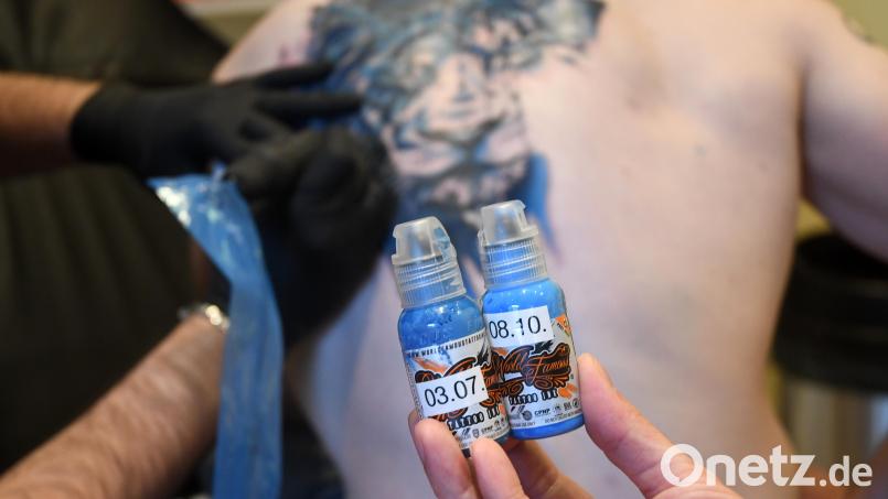 Noch darf Im Studio &quot;Tattoo und Piercing by Jimmy und Andrea&quot; in Weiden die Farbe verwendet werden. Bild: Gabi Schönberger