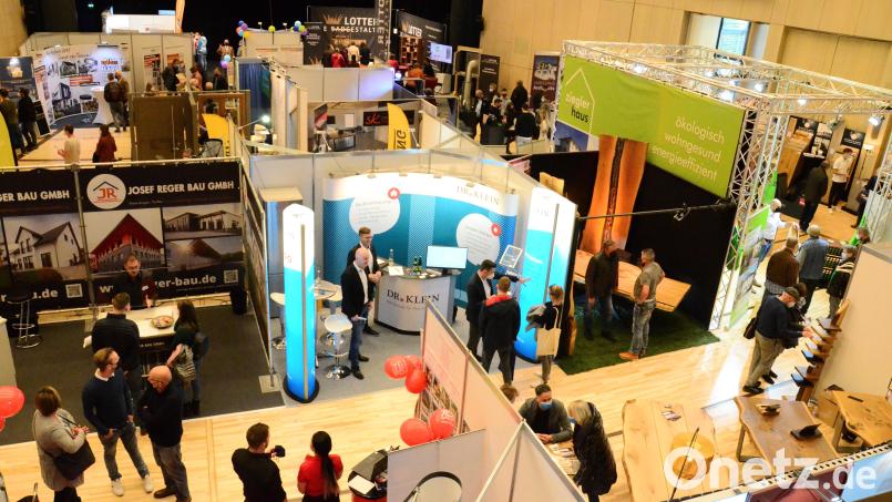 Vor allem am Sonntag herrschte großer Andrang bei der Bau- und Immobilienmesse &quot;meinZuhause! Nordoberpfalz&quot; in der Weidener Max-Reger-Halle. Bild: Kunz