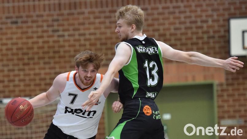 Sebastian Fritsch (links) versucht an seinem Zwickauer Gegenspieler vorbeizugehen. Die Neustädter Basketballer zogen im Heimspiel am Sonntag den Kürzeren. Bild: A. Schwarzmeier