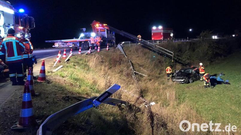 Verkehrsunfall in der Nacht zum Sonntag im &quot;Hegelekreisverkehr&quot; bei Kemnath. Ein Auto durchbrach die Leitplanke im Kreisverkehr. Schwer beschädigt kam der Audi A6 im angrenzenden Feld zum Liegen. Ersthelfer eilten zur Hilfe, doch der Autofahrer lief in ein Waldstück, was eine großangelegte Suchaktion zur Folge hatte. Bild: mde