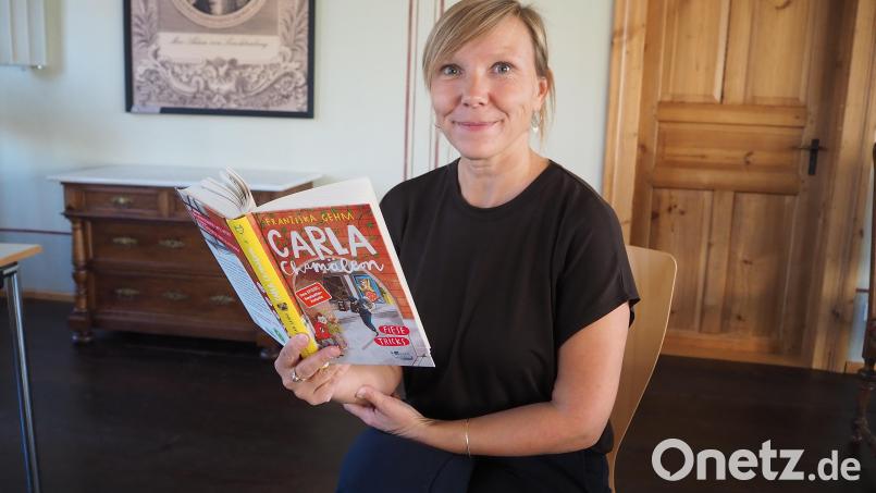 Franziska Gehm nahm auf Einladung der Pfreimder Stadtbibliothek eine schar Kinder mit in die Welt von Carla Chamäleon. Bild: bl