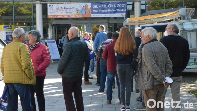 Lange Warteschlange vor der Max-Reger-Halle. Bild: Kunz