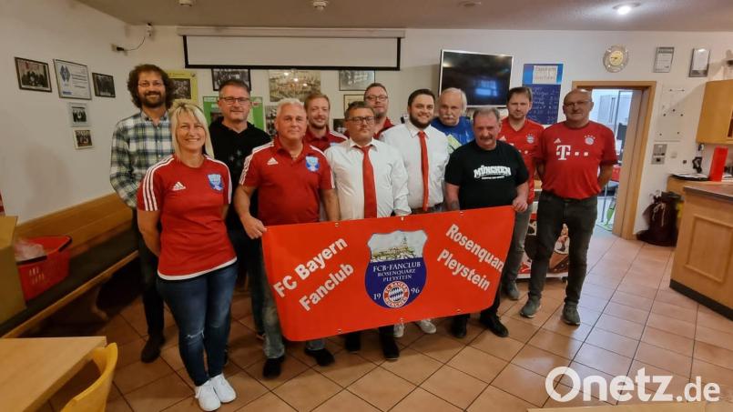 Der FC Bayern Fanclub Rosenquarz Pleystein geht mit Schriftführerin Anja Schaller, Kassier Markus Rewitzer, Vorsitzenden Jürgen Beer, Zeitem Vorsitzenden Sandro Wirth (vorne, von links) mit Unterstützung der Beisitzer in die nächste Spielzeit. Bild: bey