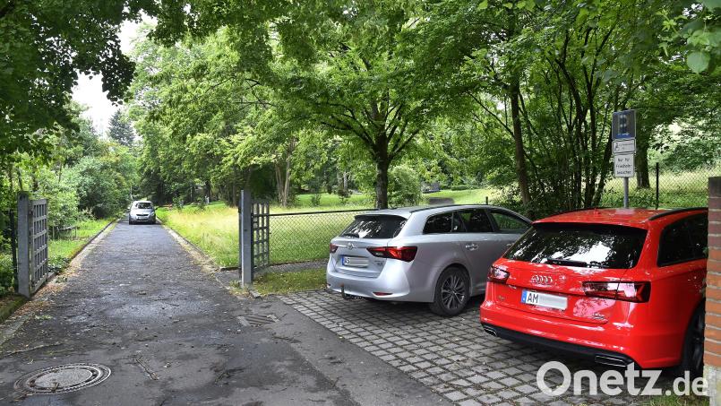 Für den Friedhof im Stadtteil Luitpoldhöhe gibt es nur zwei Parkplätze. Zudem darf mit dem Auto über das Gelände gefahren werden. Für viele Anwohner sind das untragbare Zustände. Bild: Petra Hartl
