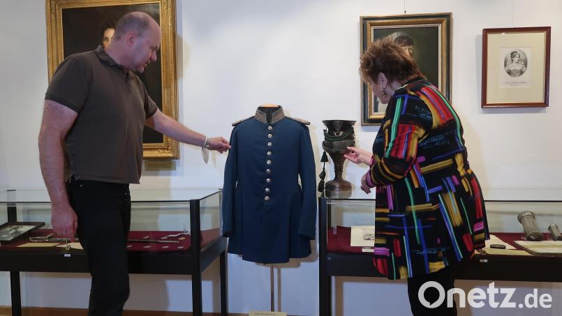 Es ist eines der Schmuckstücke der Ausstellung, die Uniform eines Hauptmannes der Landwehr-Jäger von 1860, die Sebastian Schott und Petra Vorsatz hier noch mit letzten Handgriffen in Szene setzen. Bild: Kunz