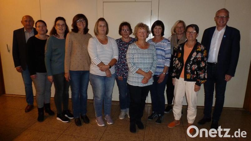 Dem neuen Vorstandsteam der Hahnbacher Frauen-Union um Vorsitzende Evi Höllerer (Vierte von links) gratulierten Bürgermeister Bernhard Lindner (rechts) und CSU-Ortsvorsitzender Georg Götz (links). Bild: ibj