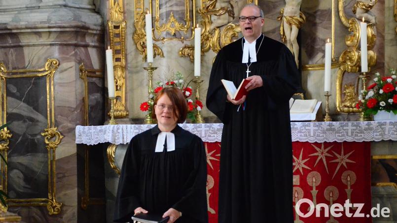 Dekan Thomas Guba führte am Sonntag die neue Pfarrerin Christiane Weber in ihr Amt ein. Bild: Kunz