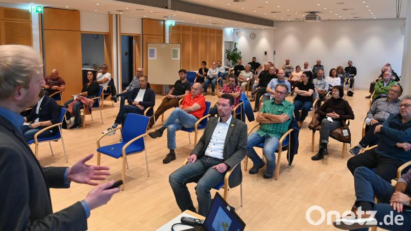 Überaus großes Interesse zeigten die Bewohner von Luitpoldhöhe an Informationen, wie ihr Stadtteil nach Jahren des Stillstandes nun weiterentwickelt werden soll. Bild: Gerhard Franz
