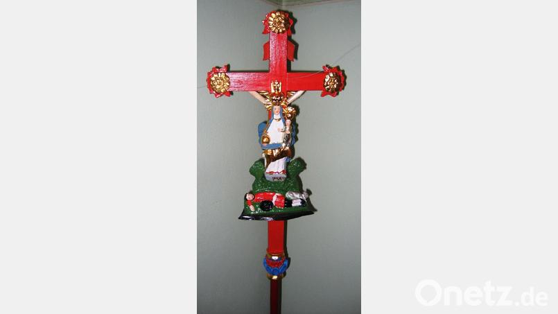 Vorderseite des Wallfahrtskreuzes mit dem Bild der Kulmer Muttergottes, darunter der schlafende Wanderer mit Hund. Bild: Irmgard Baumann/exb