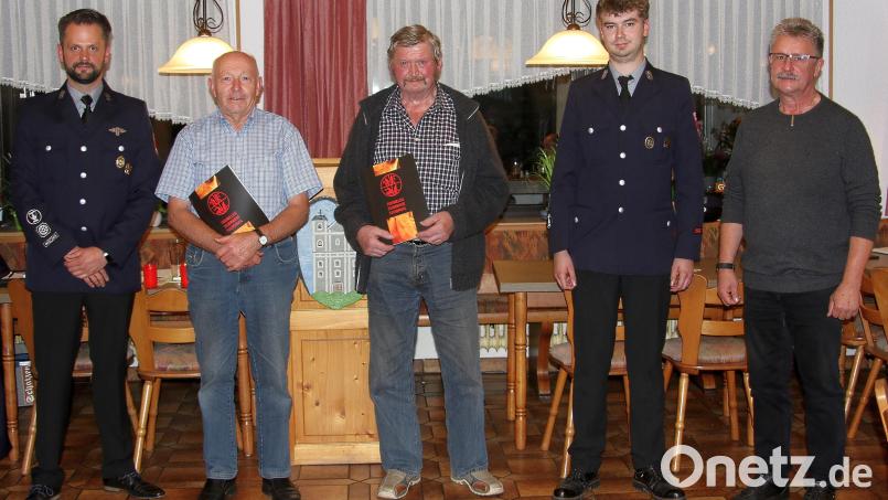 Sebastian Käs (links) gratulierte Albert Günthner (Zweiter von links) zur Ernennung zum Ehrenmitglied. Geehrt wurde auch Erich Koller (Mitte), der 40. Vereinsjubiläum feierte. Den Glückwünschen schlossen sich Zweiter Vorsitzender Christian Höfer und Bürgermeister Wolfgang Braun (rechts) an. Bild: wro