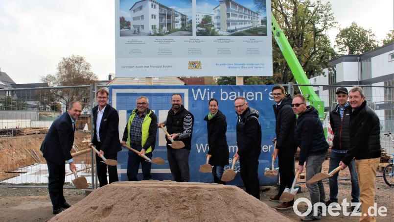 In gut einem Jahr sollen die zwölf Wohnungen der Baugenossenschaft Kemnath bezugsfertig sein: Verantwortliche, Ausführende und Geldgeber vollzogen am Freitag den symbolischen Spatenstich für das 3,5-Millionen-Euro-Projekt. Bild: stg