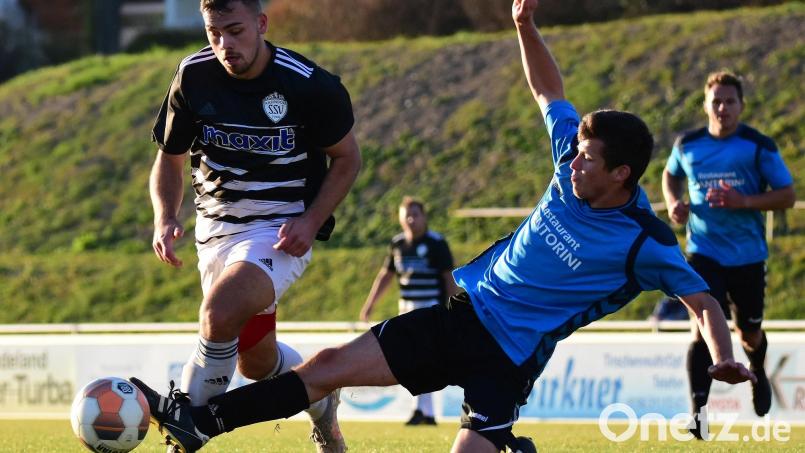 Der Tirschenreuther Julian Zant (rechts) versucht, mit einem Tackling gegen Nino Müller (Kasendorf) den Ball zu erobern. Bild: Schrems
